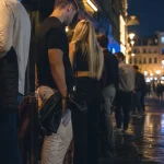 Boite de nuit marseille vieux port : jeunes devant une entrée, nuit au Vieux-Port