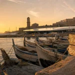 Cose da vedere a marsiglia : Vieux-Port, ombrière et Fort Saint-Jean, vue au golden hour