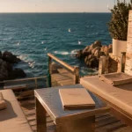 Plage privée à Marseille au golden hour, vue sur Méditerranée et crique