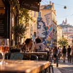 Quartiers bobo Marseille au Cours Julien : terrasse et street art